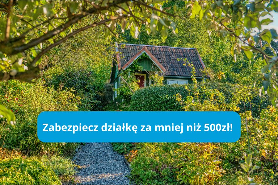 Drewniana działkowa altana otoczona zielenią, a na środku grafiki znajduje się niebieski baner z napisem „Zabezpiecz działkę za mniej niż 500 zł!”.
