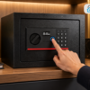 Otwieranie sejfu elektronicznego FORTIS 21L za pomocą czytnika linii papilarnych z niebieskim podświetleniem. Sejf biometryczny z klawiaturą PIN.