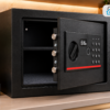 Otwarty sejf elektroniczny FORTIS 21L z trzema stalowymi ryglami zabezpieczającymi, metalową obudową i elektronicznym zamkiem na kod PIN.