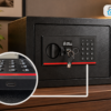 Sejf elektroniczny FORTIS 21L z kluczem awaryjnym i portem USB-C do zewnętrznego zasilania w przypadku rozładowania baterii.
